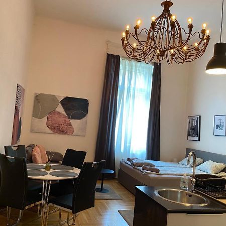 Stylish Apartment by the Vígszínház Theater Budapest Kültér fotó