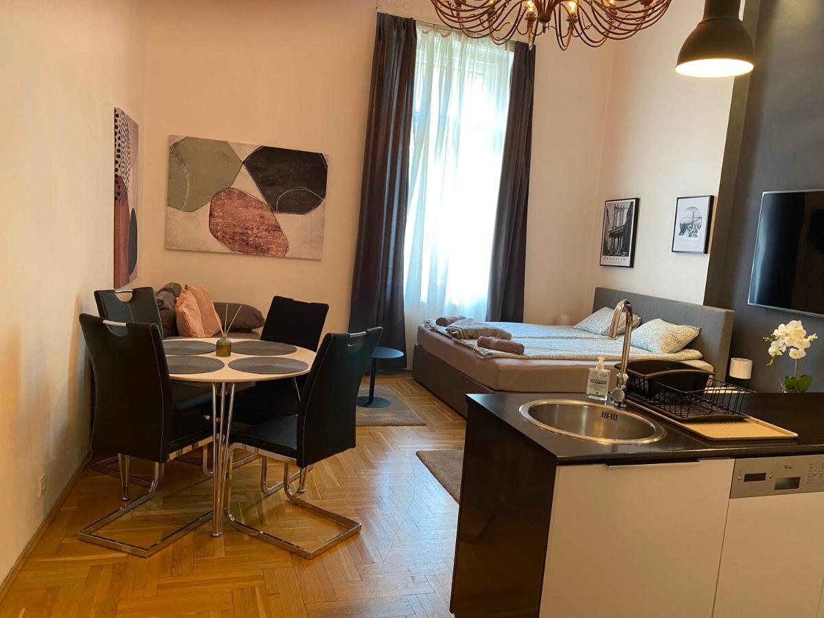 Stylish Apartment by the Vígszínház Theater Budapest Kültér fotó